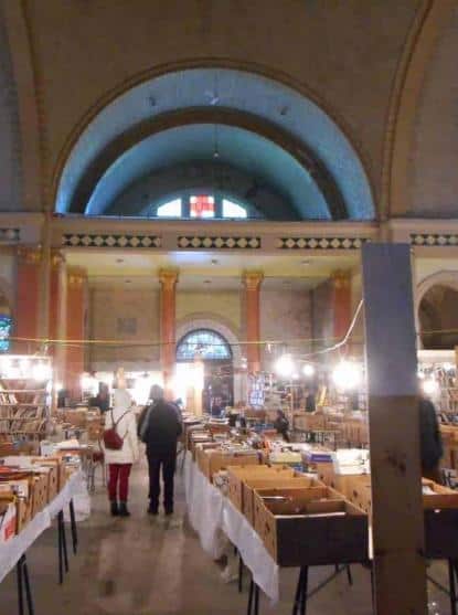 Jusqu'à tout récemment, l'intérieur de l'église Saint-Coeur-de-Marie était occupé par un marché de livres usagés (photo: Jean Gagnon / Wikimedia Commons).