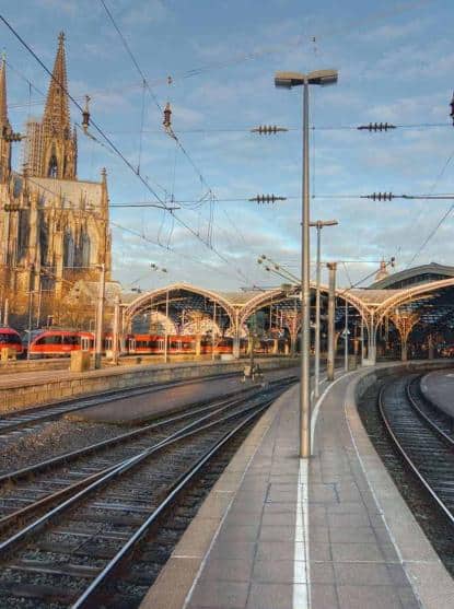 Cathédrale et gare de Cologne, près desquelles eurent lieu les centaines d'agressions le soir du 31 décembre 2015 (photo: Fotolia)