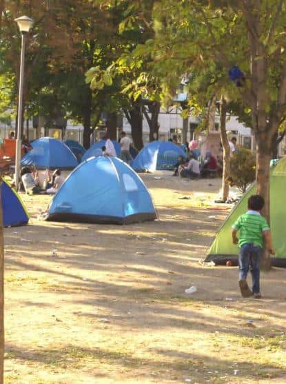 Un jeune garçon syrien, dans un camp de fortune près d'une station d'autobus à Belgrade, Serbie (Fotolia)