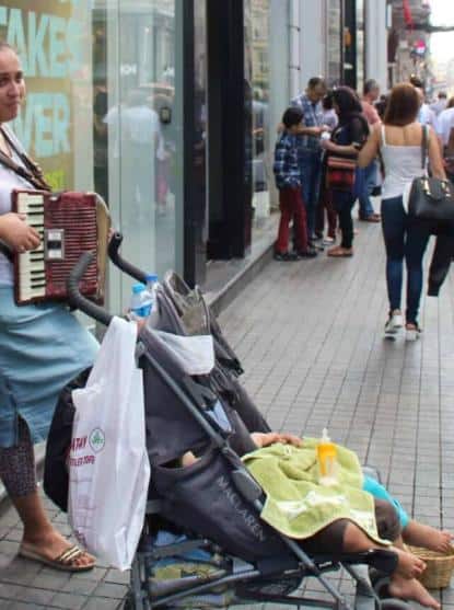 Jeune mère réfugiée syrienne qui mendie dans les rues d'Istanbul. Photo: ©Anne-Laure Gatin