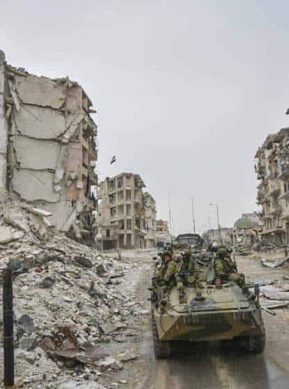 Photo: Char blindé de l'armée russe dans les ruines d'Alep, 21 décembre 2016 (Wikimedia - CC)