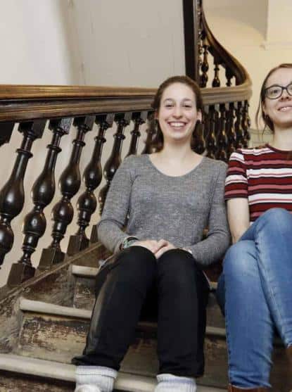 Isabelle Jobin et Gabrielle Tessier, les co-coordonnatrices générales du SPOT photographiées au bas de l’escalier patrimonial Saint-Joseph, au Vieux-Séminaire de Québec. Crédit photo Pascal Huot.