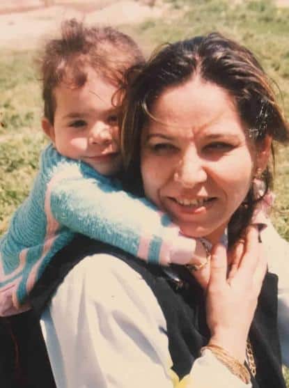Wafa Younan, sur le dos de sa mère Nadja. (Photo: courtoisie de la famille Younan)