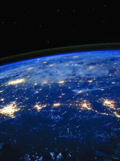 terre-espace-étoiles-lumière