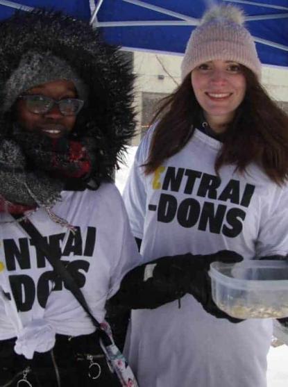 Les bénévoles Camille Eleazar et Maude Normand, lors du lancement de la monnaie Entrai-Dons (photo: Véronique Demers).