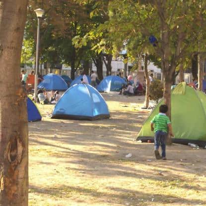 Un jeune garçon syrien, dans un camp de fortune près d'une station d'autobus à Belgrade, Serbie (Fotolia)