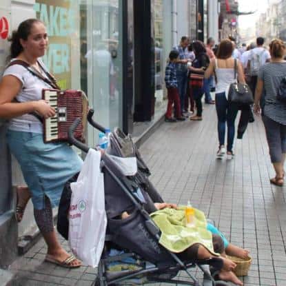Jeune mère réfugiée syrienne qui mendie dans les rues d'Istanbul. Photo: ©Anne-Laure Gatin