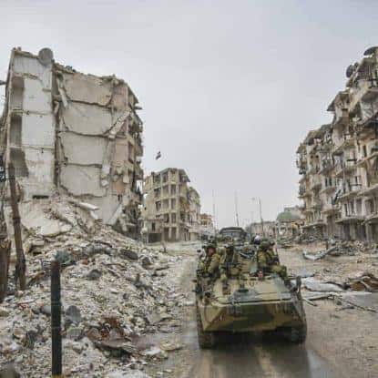 Photo: Char blindé de l'armée russe dans les ruines d'Alep, 21 décembre 2016 (Wikimedia - CC)