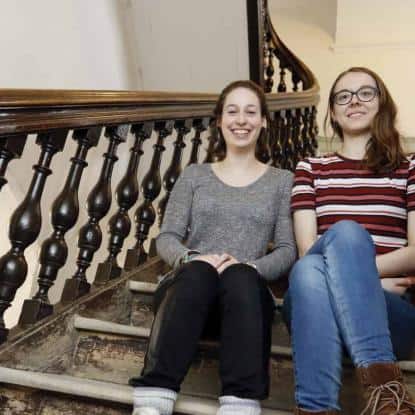 Isabelle Jobin et Gabrielle Tessier, les co-coordonnatrices générales du SPOT photographiées au bas de l’escalier patrimonial Saint-Joseph, au Vieux-Séminaire de Québec. Crédit photo Pascal Huot.