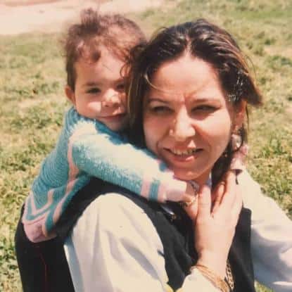 Wafa Younan, sur le dos de sa mère Nadja. (Photo: courtoisie de la famille Younan)