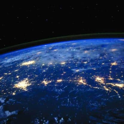 terre-espace-étoiles-lumière