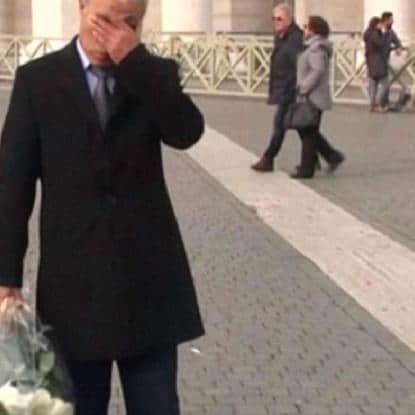 Photo: Capture d'écran d'une vidéo mise en ligne sur: http://www.dailymail.co.uk/news/article-2888550/Man-tried-kill-Pope-John-Paul-II-puts-roses-tomb.html. Source originale: Adnkronos International