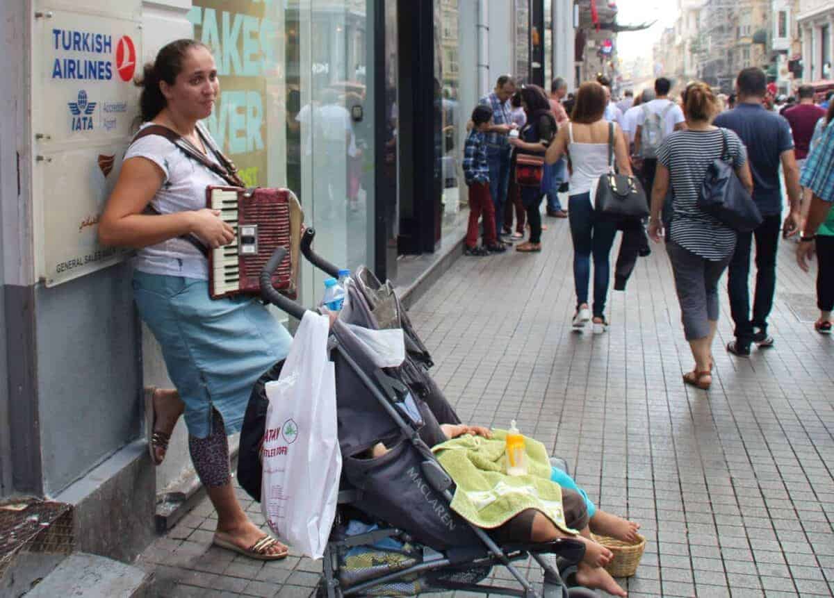 Jeune mère réfugiée syrienne qui mendie dans les rues d'Istanbul. Photo: ©Anne-Laure Gatin