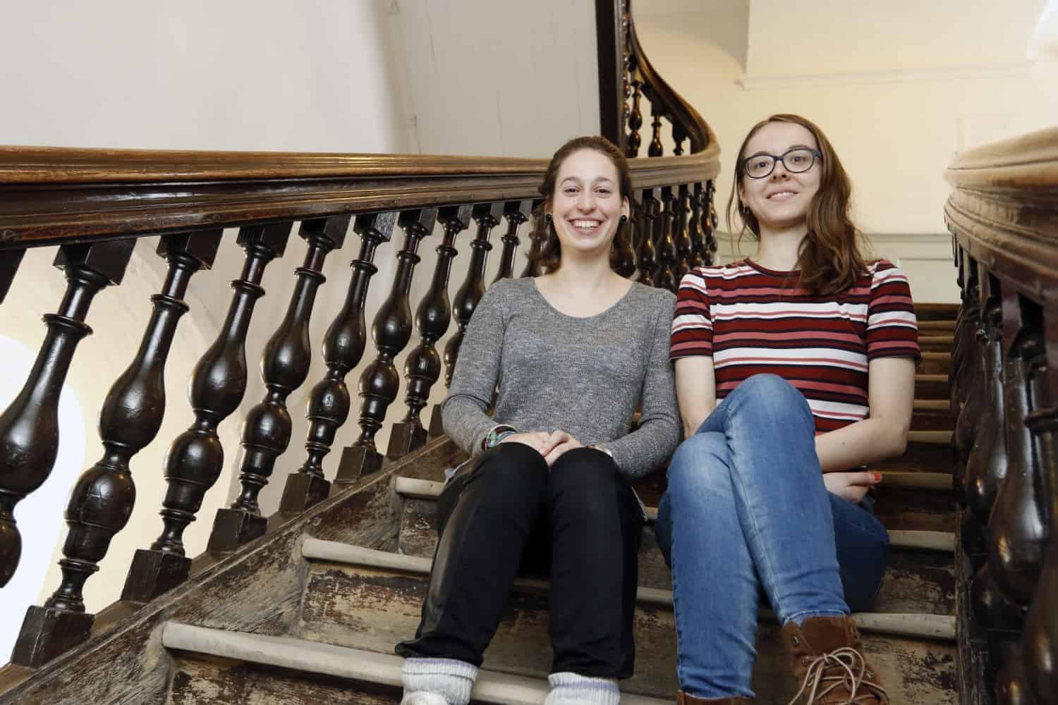 Isabelle Jobin et Gabrielle Tessier, les co-coordonnatrices générales du SPOT photographiées au bas de l’escalier patrimonial Saint-Joseph, au Vieux-Séminaire de Québec. Crédit photo Pascal Huot.