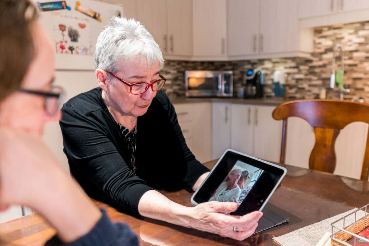 Martine montrant une photo de son mari alité (photo: Jean Bernier).