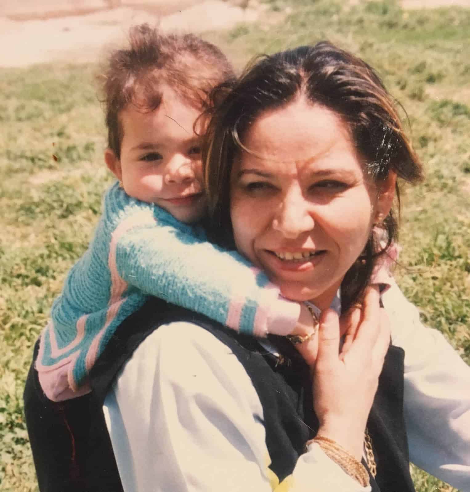 Wafa Younan, sur le dos de sa mère Nadja. (Photo: courtoisie de la famille Younan)