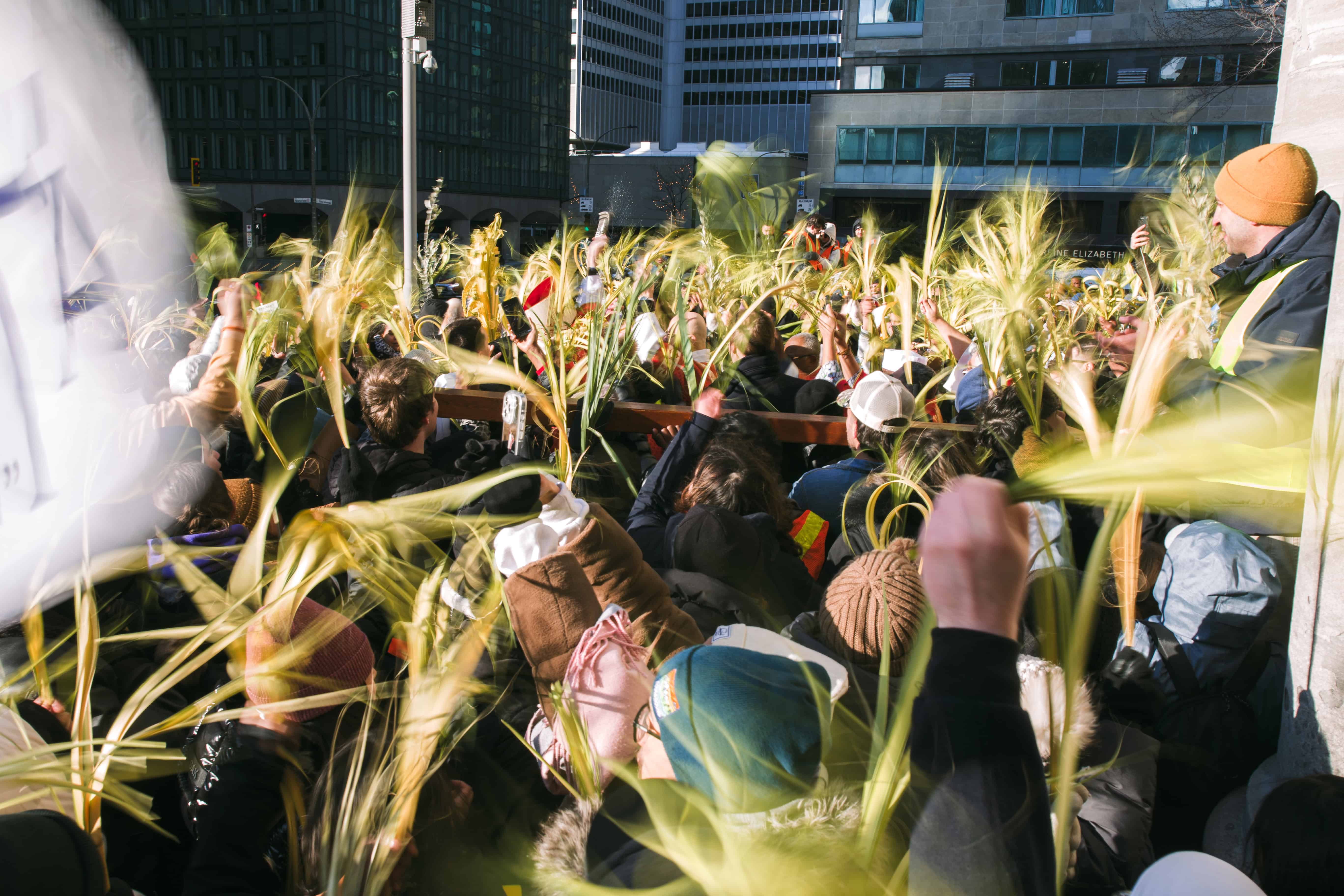 Rameaux, croix et drapeaux dans les rues de Montréal